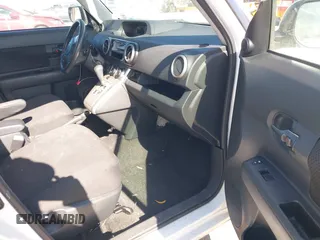 2009 Scion xB z VIN JTLKE50E091092077, wystawiony jako IAAI lot #42317322 z przebiegiem 150 513 mil mil oraz . Historia ofert i sprzedaży dostępna na DreamBid. Obrazek 5.