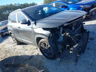 2021 Kia Seltos S z VIN KNDEUCAAXM7170205, wystawiony jako IAAI lot #41159864 z przebiegiem 106 447 mil mil oraz . Historia ofert i sprzedaży dostępna na DreamBid. Obrazek 1.