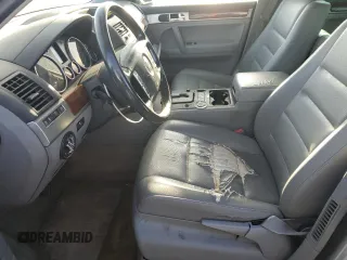 2004 Volkswagen Touareg z VIN WVGBC67L94D021426, wystawiony jako Copart lot #44059535 z przebiegiem 148 887 mil mil oraz Czysty tytuł • Clean title. Historia ofert i sprzedaży dostępna na DreamBid. Obrazek 7.