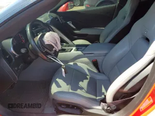 2017 Chevrolet Corvette 2LT z VIN 1G1YD2D77H5111923, wystawiony jako Copart lot #57312185 z przebiegiem 61 934 mil mil oraz Czysty tytuł • Clean title. Historia ofert i sprzedaży dostępna na DreamBid. Obrazek 7.