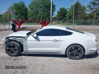 2018 Ford Mustang EcoBoost z VIN 1FA6P8TH2J5112959, wystawiony jako IAAI lot #42110990 z przebiegiem 97 088 mil mil oraz . Historia ofert i sprzedaży dostępna na DreamBid. Obrazek 14.