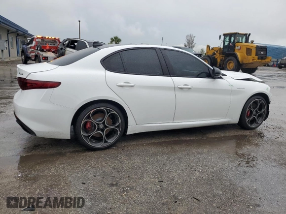 2023 Alfa Romeo Giulia Veloce z VIN ZARFAMBN1P7668887, wystawiony jako Copart lot #74837204 z przebiegiem 15 684 mil mil oraz Szkody całkowita. Historia ofert i sprzedaży dostępna na DreamBid. Obrazek 3.