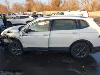 2022 Volkswagen Tiguan SE with VIN 3VV2B7AX5NM152367, listed as a IAAI auction lot 41018730 with 42,104 mi miles. Bid and sale history available at carsss.com. Image 12.