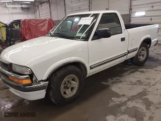 2000 Chevrolet S-10 LS with VIN 1GCCS144XYK137103, listed as a IAAI auction lot 41391321 with 128,146 mi miles. Bid and sale history available at carsss.com. Image 18.