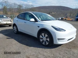2024 Tesla Model Y with VIN 7SAYGDED2RF089010, listed as a IAAI auction lot 41630222 with 18,366 mi miles and . Bid and sale history available at carsss.com. Image 1.