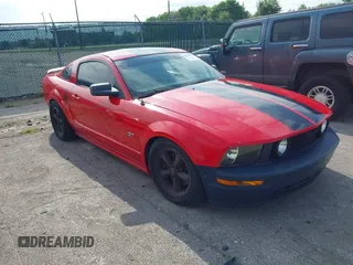 2005 Ford Mustang GT Deluxe с VIN 1ZVHT82H255226043, выставлен на аукционе IAAI как лот 42821702 с пробегом 110 467 миль миль и . История ставок и продаж доступна на DreamBid. Изображение 1.