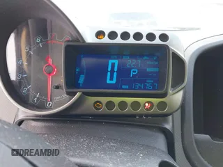 2013 Chevrolet Sonic LS z VIN 1G1JA5SG6D4236927, wystawiony jako IAAI lot #41356033 z przebiegiem 138 000 mil mil oraz . Historia ofert i sprzedaży dostępna na DreamBid. Obrazek 7.