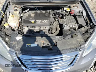 2013 Chrysler 200 Touring z VIN 1C3CCBBB3DN768437, wystawiony jako Copart lot #55159375 z przebiegiem 117 502 mil mil oraz Szkoda całkowita • Salvage title. Historia ofert i sprzedaży dostępna na DreamBid. Obrazek 11.