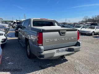 2002 Chevrolet Avalanche with VIN 3GNEC13T82G302926, listed as a Copart auction lot 47324455 with 379,025 mi miles and Clean Title. Bid and sale history available at carsss.com. Image 3.