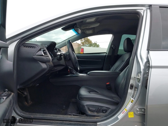 2018 Toyota Camry LE with VIN 4T1B11HK0JU129623, listed as a IAAI auction lot 41902335 with 100,643 mi miles. Bid and sale history available at carsss.com. Image 5.