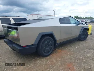 2024 Tesla Cybertruck z VIN 7G2CEHED5RA039734, wystawiony jako IAAI lot #42244205 z przebiegiem 8 443 mil mil oraz . Historia ofert i sprzedaży dostępna na DreamBid. Obrazek 4.