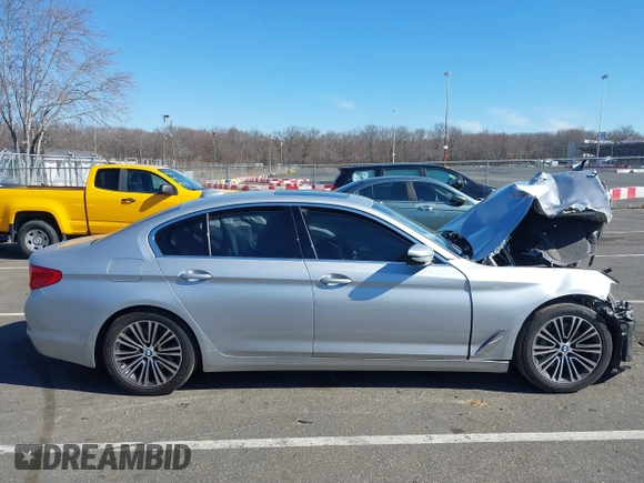 2019 BMW 5 Series 530i xDrive z VIN WBAJA7C59KG909704, wystawiony jako IAAI lot #41740440 z przebiegiem Nie podano mil oraz . Historia ofert i sprzedaży dostępna na DreamBid. Obrazek 13.