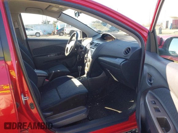 2009 Toyota Yaris z VIN JTDBT903391315199, wystawiony jako IAAI lot #41557557 z przebiegiem 188 971 mil mil oraz . Historia ofert i sprzedaży dostępna na DreamBid. Obrazek 5.
