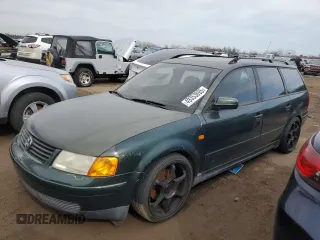1998 Volkswagen Passat z VIN WVWNA63B4WE429267, wystawiony jako Copart lot #49353895 z przebiegiem 103 106 mil mil oraz Czysty tytuł • Clean title. Historia ofert i sprzedaży dostępna na DreamBid. Obrazek 1.