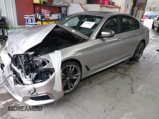 2020 BMW 5 Series M550i xDrive z VIN WBAJS7C07LCD85532, wystawiony jako IAAI lot #41518071 z przebiegiem 57 645 mil mil oraz . Historia ofert i sprzedaży dostępna na DreamBid. Obrazek 2.