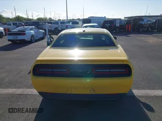 2017 Dodge Challenger SXT z VIN 2C3CDZAG3HH501610, wystawiony jako IAAI lot #42163027 z przebiegiem 66 464 mil mil oraz . Historia ofert i sprzedaży dostępna na DreamBid. Obrazek 16.