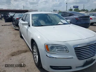 2014 Chrysler 300 z VIN 2C3CCAAG9EH381022, wystawiony jako IAAI lot #42100146 z przebiegiem 140 828 mil mil oraz . Historia ofert i sprzedaży dostępna na DreamBid. Obrazek 1.