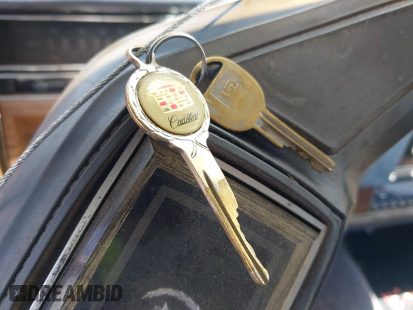 1984 Cadillac DeVille z VIN 1G6AM6989E9064371, wystawiony jako IAAI lot #42365461 z przebiegiem 42 401 mil mil oraz . Historia ofert i sprzedaży dostępna na DreamBid. Obrazek 11.