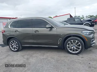 2022 BMW X5 xDrive45e z VIN 5UXTA6C00N9L06383, wystawiony jako IAAI lot #38552162 z przebiegiem 19 592 mil mil oraz . Historia ofert i sprzedaży dostępna na DreamBid. Obrazek 13.