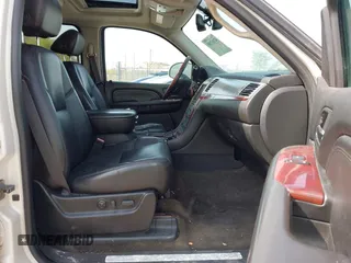 2007 Cadillac Escalade EXT z VIN 3GYFK62847G294240, wystawiony jako IAAI lot #42113385 z przebiegiem Nie podano mil oraz . Historia ofert i sprzedaży dostępna na DreamBid. Obrazek 5.