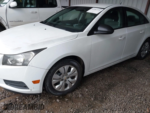 2014 Chevrolet Cruze LS z VIN 1G1PA5SH2E7218766, wystawiony jako IAAI lot #42261991 z przebiegiem 299 485 mil mil oraz . Historia ofert i sprzedaży dostępna na DreamBid. Obrazek 2.