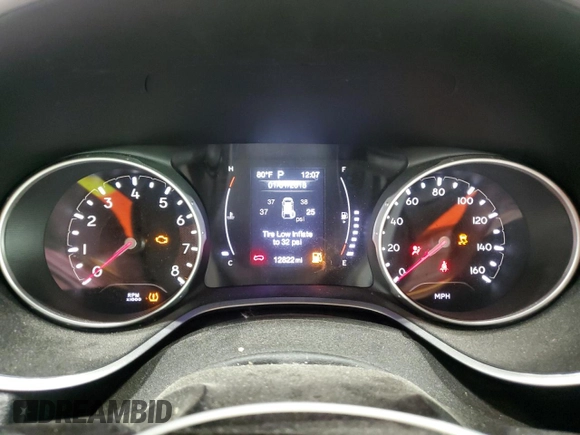 2020 Jeep Compass Latitude z VIN 3C4NJDBB3LT107172, wystawiony jako Copart lot #60655765 z przebiegiem 12 822 mil mil oraz Szkoda całkowita • Salvage title. Historia ofert i sprzedaży dostępna na DreamBid. Obrazek 9.