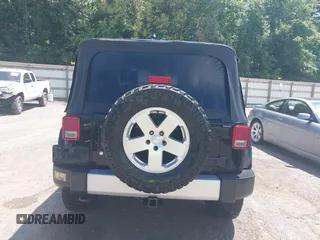 2010 Jeep Wrangler Sahara z VIN 1J4AA5D16AL110711, wystawiony jako IAAI lot #42751095 z przebiegiem 266 079 mil mil oraz . Historia ofert i sprzedaży dostępna na DreamBid. Obrazek 16.