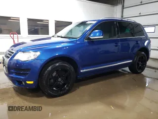 2010 Volkswagen Touareg V6 z VIN WVGFK7A99AD000952, wystawiony jako Copart lot #60677825 z przebiegiem 231 845 mil mil oraz Czysty tytuł • Clean title. Historia ofert i sprzedaży dostępna na DreamBid. Obrazek 1.
