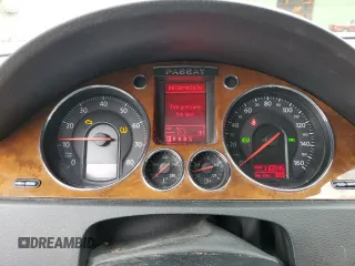 2008 Volkswagen Passat 2.0T z VIN WVWEK73CX8E205869, wystawiony jako Copart lot #46004675 z przebiegiem 110 945 mil mil oraz Tytuł czysty. Historia ofert i sprzedaży dostępna na DreamBid. Obrazek 9.