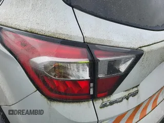 2017 Ford Escape SE z VIN 1FMCU0GD5HUB03893, wystawiony jako IAAI lot #42296070 z przebiegiem 64 644 mil mil oraz . Historia ofert i sprzedaży dostępna na DreamBid. Obrazek 1.