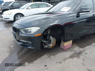 2015 BMW 3 Series 328i xDrive z VIN WBA3B5G56FNS18880, wystawiony jako IAAI lot #42454124 z przebiegiem 63 217 mil mil oraz . Historia ofert i sprzedaży dostępna na DreamBid. Obrazek 6.