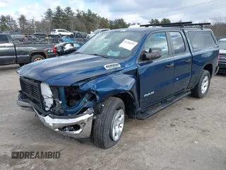 2023 Ram 1500 Big Horn z VIN 1C6RRFBG4PN550817, wystawiony jako IAAI lot #41240195 z przebiegiem 8 105 mil mil oraz . Historia ofert i sprzedaży dostępna na DreamBid. Obrazek 2.