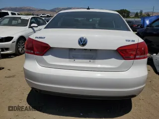 2015 Volkswagen Passat SE z VIN 1VWBV7A39FC053232, wystawiony jako Copart lot #60936005 z przebiegiem 24 801 mil mil oraz Szkoda całkowita • Salvage title. Historia ofert i sprzedaży dostępna na DreamBid. Obrazek 6.