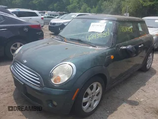 2010 MINI Hardtop z VIN WMWMF3C50ATZ60957, wystawiony jako IAAI lot #42438301 z przebiegiem 135 114 mil mil oraz . Historia ofert i sprzedaży dostępna na DreamBid. Obrazek 2.