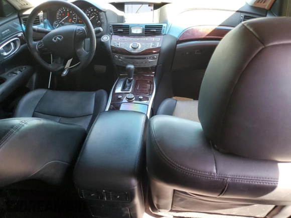 2015 Infiniti Q70 z VIN JN1BY1AR4FM562282, wystawiony jako Copart lot #48322155 z przebiegiem 98 645 mil mil oraz Szkoda całkowita • Salvage title. Historia ofert i sprzedaży dostępna na DreamBid. Obrazek 8.