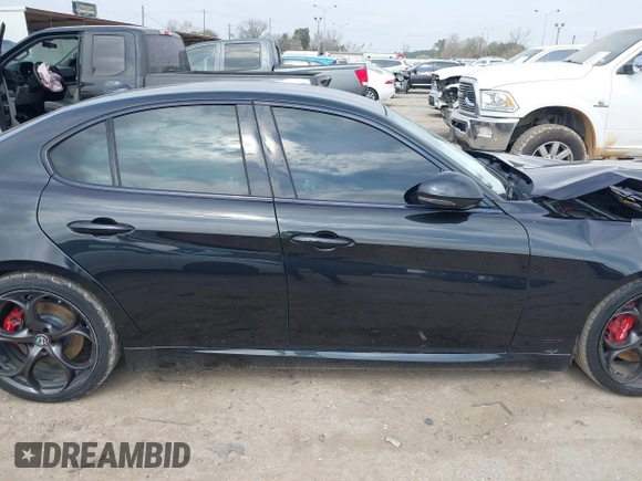 2017 Alfa Romeo Giulia Ti z VIN ZARFAECN7H7541762, wystawiony jako IAAI lot #41549460 z przebiegiem Nie podano mil oraz . Historia ofert i sprzedaży dostępna na DreamBid. Obrazek 13.