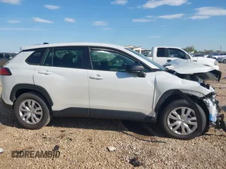 2022 Toyota Corolla Cross L z VIN 7MUAAAAG1NV024532, wystawiony jako IAAI lot #41887286 z przebiegiem 47 102 mil mil oraz . Historia ofert i sprzedaży dostępna na DreamBid. Obrazek 14.