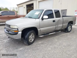 2000 Chevrolet Silverado 1500 LS with VIN 1GCEK19T5YE324384, listed as a IAAI auction lot 41925208 with 226,403 mi miles. Bid and sale history available at carsss.com. Image 2.