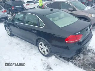 2013 Volkswagen Passat SE z VIN 1VWBP7A39DC047714, wystawiony jako IAAI lot #41577301 z przebiegiem 162 164 mil mil oraz . Historia ofert i sprzedaży dostępna na DreamBid. Obrazek 3.