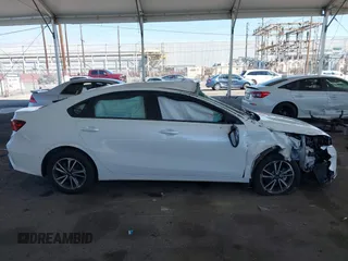 2022 Kia Forte LXS z VIN 3KPF24AD2NE425361, wystawiony jako IAAI lot #42004084 z przebiegiem 61 465 mil mil oraz . Historia ofert i sprzedaży dostępna na DreamBid. Obrazek 13.