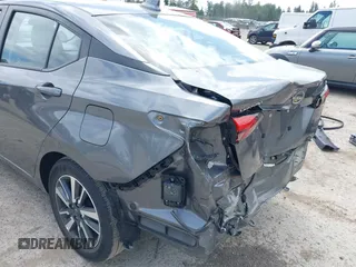 2024 Nissan Versa SV z VIN 3N1CN8EV6RL910272, wystawiony jako IAAI lot #42500325 z przebiegiem 8 343 mil mil oraz . Historia ofert i sprzedaży dostępna na DreamBid. Obrazek 18.