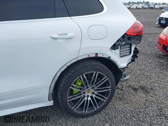 2016 Porsche Cayenne S E-Hybrid z VIN WP1AE2A22GLA17486, wystawiony jako IAAI lot #42229641 z przebiegiem 91 642 mil mil oraz . Historia ofert i sprzedaży dostępna na DreamBid. Obrazek 19.