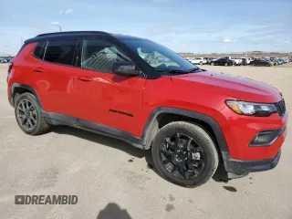2024 Jeep Compass Latitude Lux z VIN 3C4NJDFNXRT579012, wystawiony jako Copart lot #53062435 z przebiegiem 16 982 mil mil oraz Czysty tytuł • Clean title. Historia ofert i sprzedaży dostępna na DreamBid. Obrazek 4.