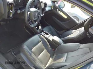 2021 Volvo XC40 Momentum with VIN YV4162UK1M2464500, listed as a IAAI auction lot 42504680 with 29,130 mi miles and . Bid and sale history available at DreamBid. Image 20.