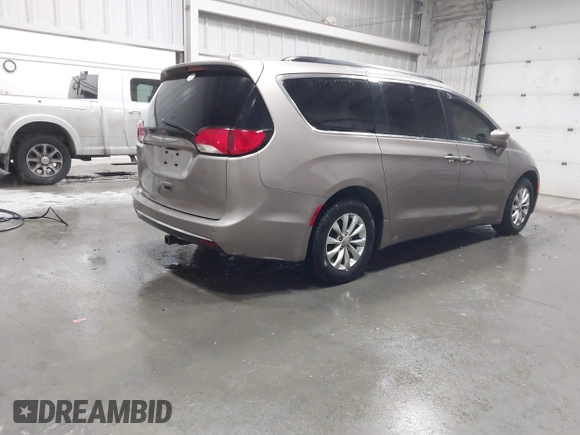 2018 Chrysler Pacifica Touring Plus z VIN 2C4RC1FG1JR278437, wystawiony jako IAAI lot #41911660 z przebiegiem 125 381 mil mil oraz . Historia ofert i sprzedaży dostępna na DreamBid. Obrazek 4.