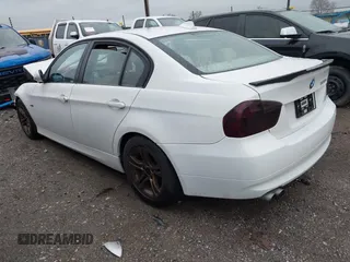 2008 BMW 3 Series 328xi z VIN WBAVC73538A236710, wystawiony jako IAAI lot #41961228 z przebiegiem 76 686 mil mil oraz . Historia ofert i sprzedaży dostępna na DreamBid. Obrazek 3.