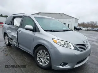 2017 Toyota Sienna XLE Auto Access Seat with VIN 5TDYZ3DCXHS888196, listed as a IAAI auction lot 41730418 with 131,201 mi miles. Bid and sale history available at carsss.com. Image 1.