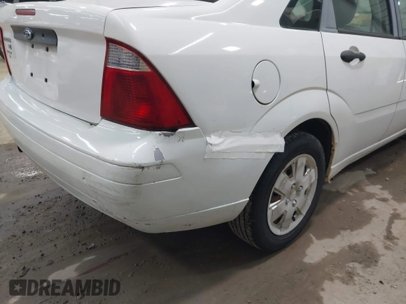 2007 Ford Focus S z VIN 1FAFP34N87W360398, wystawiony jako IAAI lot #42395300 z przebiegiem 96 220 mil mil oraz . Historia ofert i sprzedaży dostępna na DreamBid. Obrazek 6.