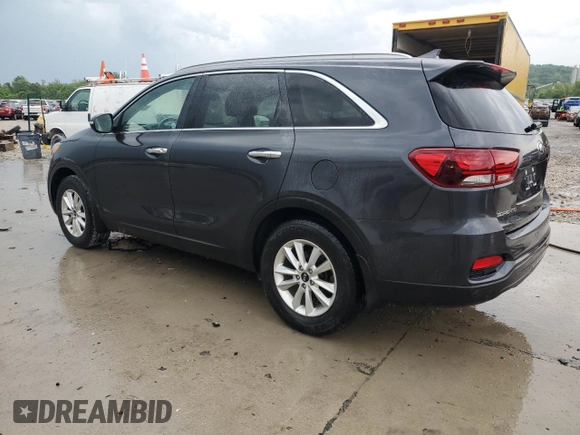 2019 Kia Sorento LX z VIN 5XYPG4A34KG534173, wystawiony jako Copart lot #57404535 z przebiegiem 112 688 mil mil oraz Szkoda całkowita • Salvage title. Historia ofert i sprzedaży dostępna na DreamBid. Obrazek 2.