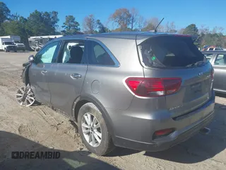 2019 Kia Sorento LX V6 with VIN 5XYPGDA55KG483672, listed as a IAAI auction lot 41043216 with 163,173 mi miles. Bid and sale history available at carsss.com. Image 3.